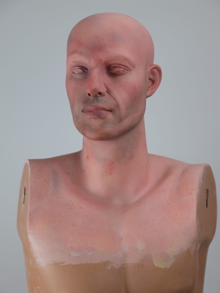 Transformatie van standaard saaie etalagepop naar realistische manfiguur.